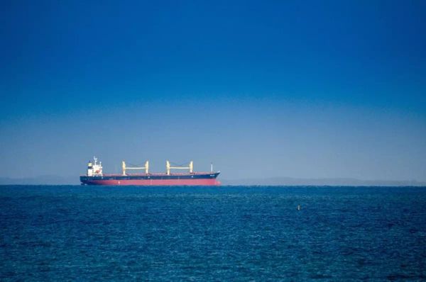 İran Devrim Muhafızları, Basra Körfezi'nde ABD Tankerine Füze Saldırısı Düzenledi