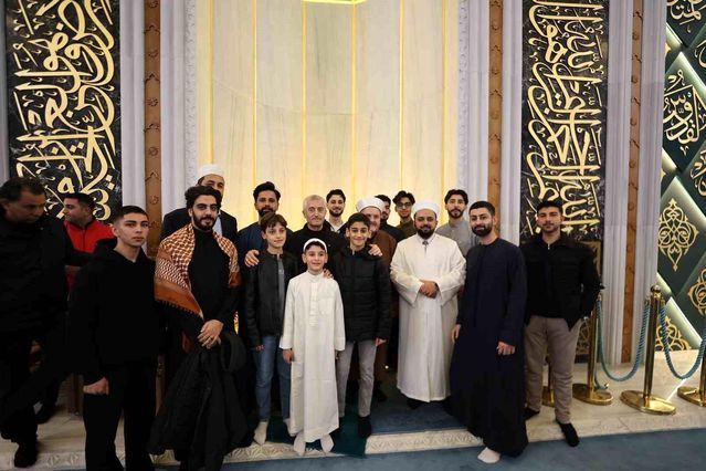 Başkan Tahmazoğlu Şahinbey Millet Camii'nde Bayram Namazı Kıldı ve Vatandaşlarla Bayramlaştı