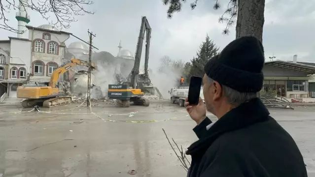 Malatya'daki Sanayi Camii Kontrollü Şekilde Yıkıldı