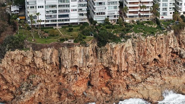Antalya Konyaaltı Falezlerinde 40 Yıllık Kaçak Betonarme Baraka Belediye Tarafından Mühürlendi