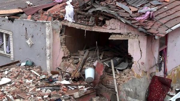 Fatih'te Doğalgaz Patlaması Sonrası Çevrede Hasar Tespiti Başlatıldı