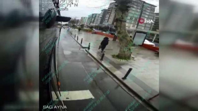 Küçükçekmece'de İETT Otobüsünden İnmekte Olan Kadına Motosiklet Çarptı