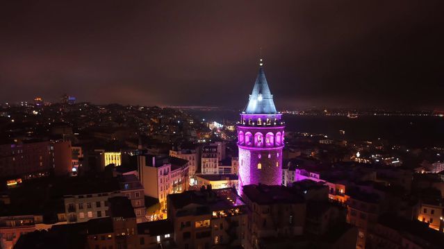 Galata Kulesi Kanserde Erken Teşhis İçin Mor Işıkla Aydınlatıldı