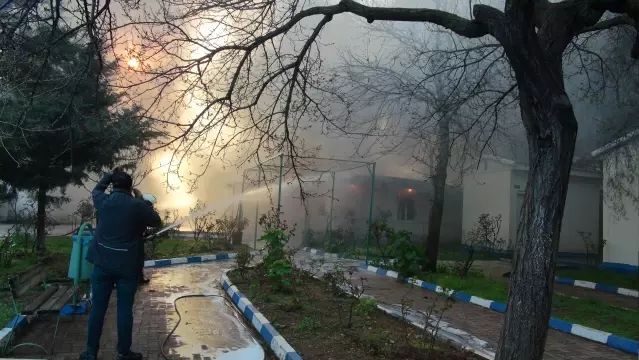 Kilis'te STK Prefabrik Binasında Çıkan Yangın Hızla Söndürüldü