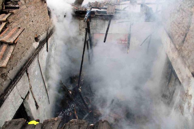 Efeler’de metruk evde çıkan yangın itfaiye tarafından kontrol altına alındı