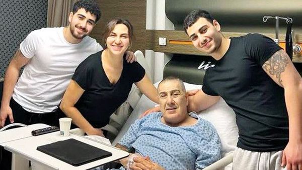 İkizler Babalarının Yanında Ameliyat Sonrası Sağlık Durumunu Paylaştı