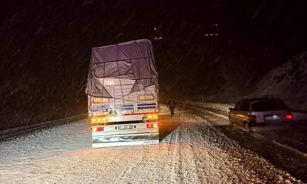 Alaca'da Yoğun Kar Yağışı Sürücüleri Zor Durumda Bıraktı