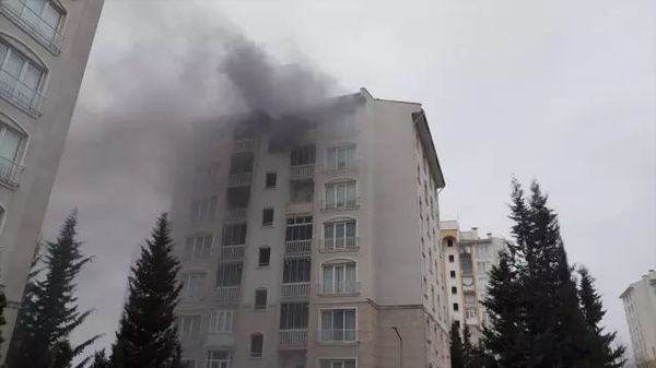 İnegöl'de 8 Katlı Binada Yangın Çıktı, İtfaiye Müdahale Etti