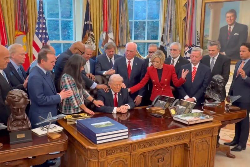 Oval Ofis'te Dini Liderler Başkan Trump İçin Dua Etti