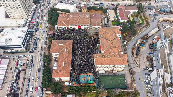 Fatma Nur Öğretmen, Sınıfta Yaşanan Saldırı Sonrası Gözyaşlarıyla Uğurlandı