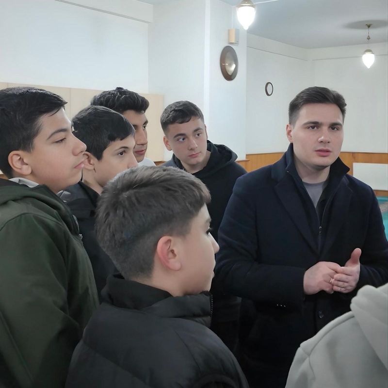 Esenler’de Gençler Medine Usulü İftar Sofrasında Bir Araya Geldi