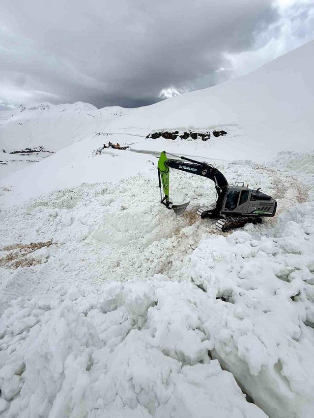 Şırnak Uzungeçit'te Çığ Sonrası Yol Yeniden Ulaşıma Açıldı