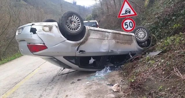 Samsun Salıpazarı'nda Otomobil Devrildi: 2 Kişi Yaralandı