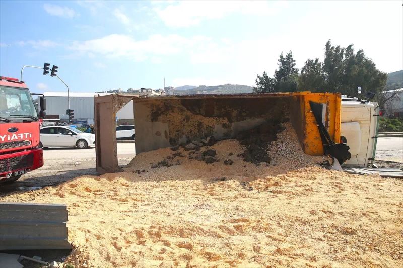 Antakya'da Devrilen Hafriyat Kamyonunun Sürücüsü Yaralandı