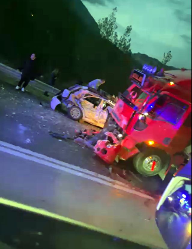 Burdur Ağlasun'da Otomobil ve Kamyon Çarpıştı: 1 Ölü, 4 Yaralı