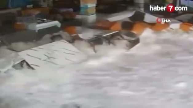 Alanya'da Yükselen Dalgalar Balık Lokantasını Su Bastı