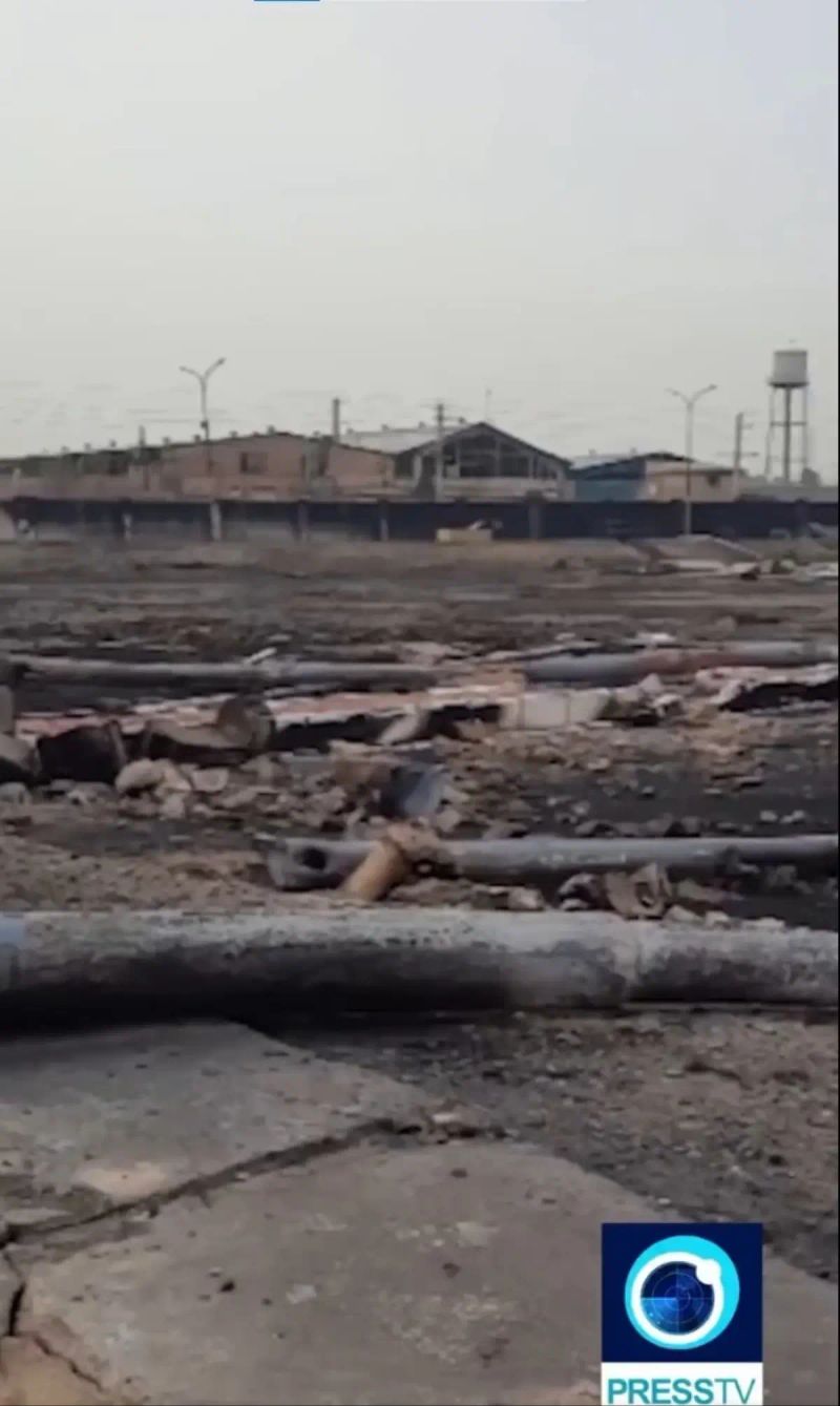 İran'ın Karaj kentinde ABD ve İsrail kaynaklı petrol deposu saldırısı sonrası geniş çaplı yıkım