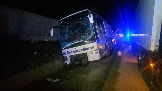 Erzincan'da Yolcu Otobüsü Bariyerlere Çarparak Yoldan Çıktı