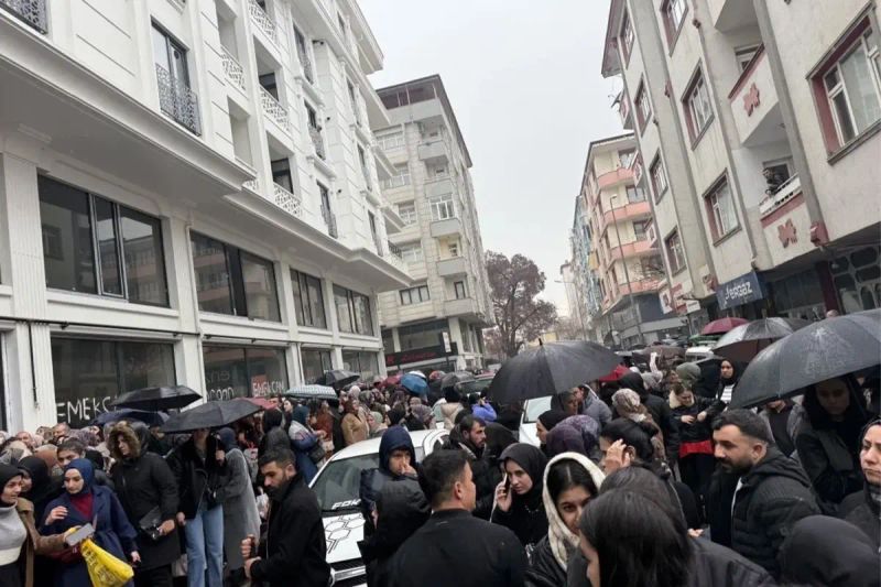 Iğdır'da AVM açılışında yoğun kalabalık ve trafik kapanması yaşandı