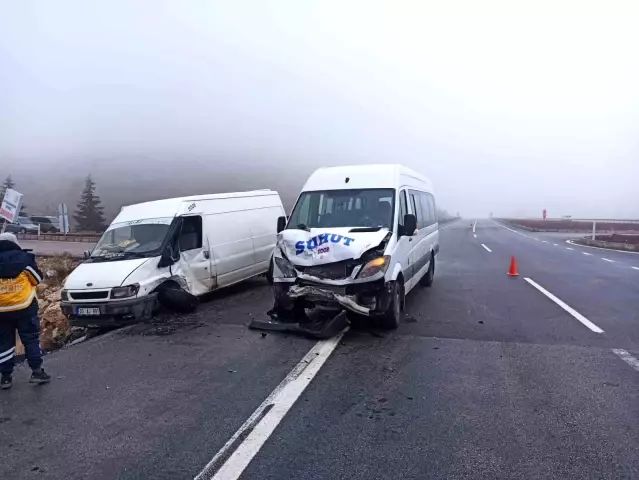 Afyonkarahisar'da Yolcu Minibüsü ile Kamyonet Çarpıştı: 7 Yaralı