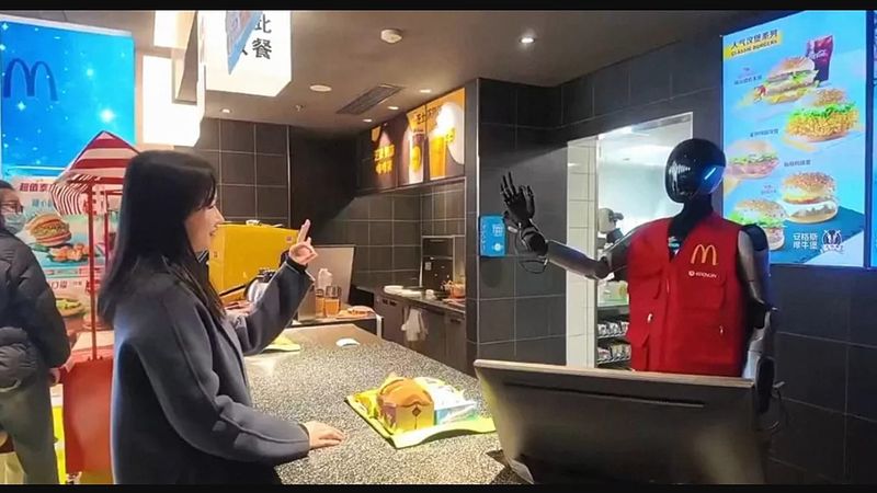 Çin’de McDonald’s’ta İnsan Görünümlü Robotlar Sadece Tanıtım İçin Kullanıldı