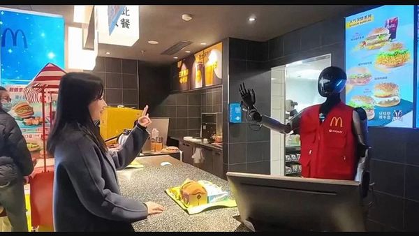 Çin’de McDonald’s’ta İnsan Görünümlü Robotlar Sadece Tanıtım İçin Kullanıldı