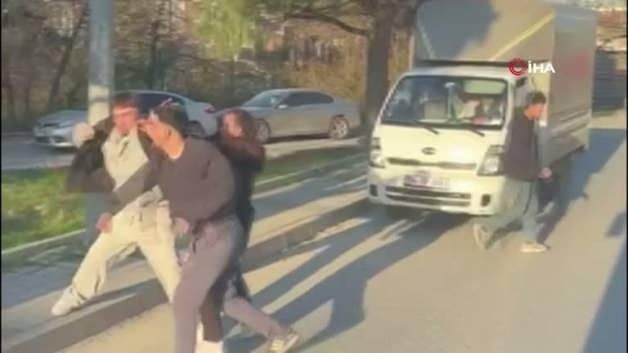 Arnavutköy'de Trafikte Yumruklu Kavga Kameralara Yansıdı