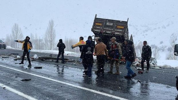 Tatvan'da Trafik Kazası: 2 Kişi Hayatını Kaybetti, 5 Yaralı Var