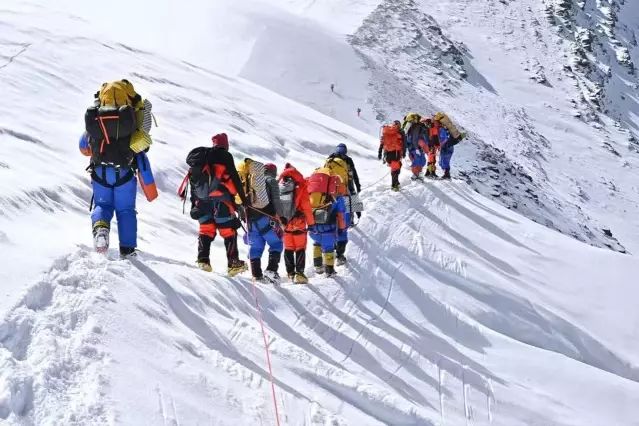 Everest'teki rehberler, dolandırıcılıkla 20 milyon dolar kazanç sağlamakla suçlanıyor