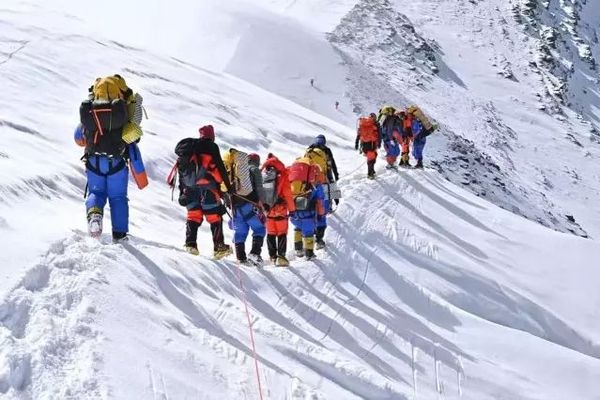 Everest'teki rehberler, dolandırıcılıkla 20 milyon dolar kazanç sağlamakla suçlanıyor