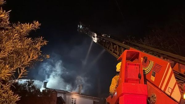 Kartal'da Çatı Yangını: 2 Kişi Dumandan Etkilendi