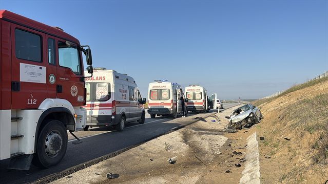 Havsa'da Devrilen Otomobilde 4 Kişi Yaralandı