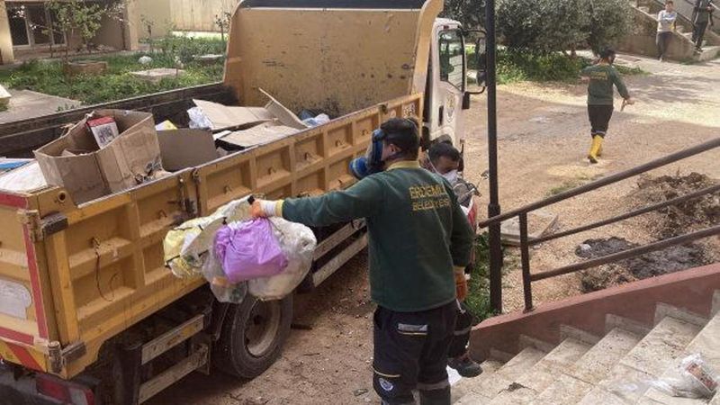 Gaz Maskesiyle Girdiler: Yaşlı Kadının Evinden 7 Kamyon Çöp Çıkarıldı