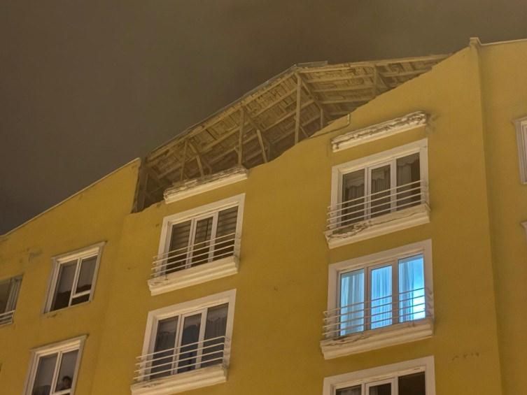 Kayseri’de Şiddetli Rüzgar Binanın Duvarını Yıktı, Park Halindeki Araç Zarar Gördü