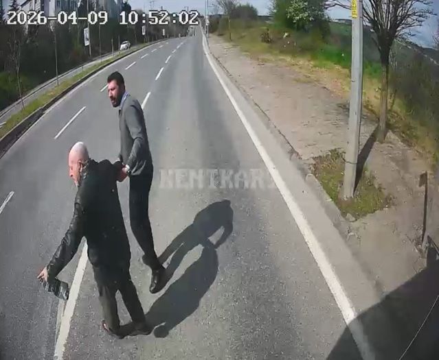 Kocaeli Otobüs Şoförü Yaşlı Yolcuya Yol Geçişinde Yardımcı Oldu