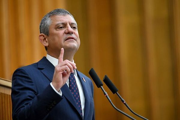 CHP Genel Başkanı Özel, Tutuklanan Bursa Belediye Başkanı Bozbey'e Destek Verdi