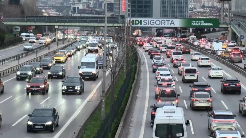 İstanbul'da Pazartesi Sabahı Trafik Yoğunluğu %63 Seviyesinde