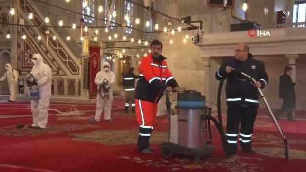 Fatih'teki 370 Camide Ramazan Öncesi Gül Suyu ile Temizlik Yapıldı