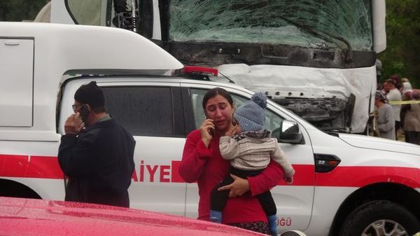 Antalya'da Minibüs ile Beton Mikseri Çarpıştı: 7 Kişi Hayatını Kaybetti