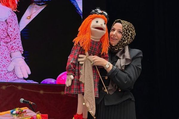 Hasret Öğretmen ve 'Tarçın' Kuklası Sınıflarda Neşe Kaynağı Oluyor