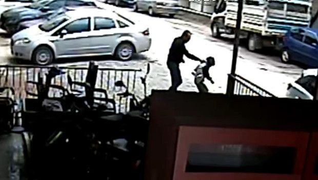 Sandıklı'da 9 Yaşındaki Çocuğa Şiddet Kameraya Yansıdı