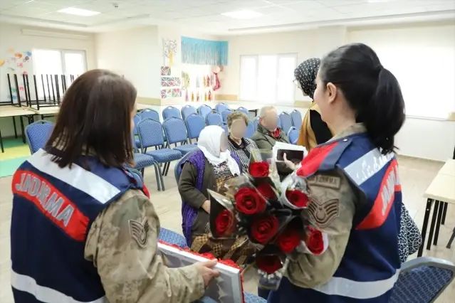 Mardin Jandarma Personeli Yaşlılar Haftası'nda Bakım Merkezi Ziyaretinde Bulundu