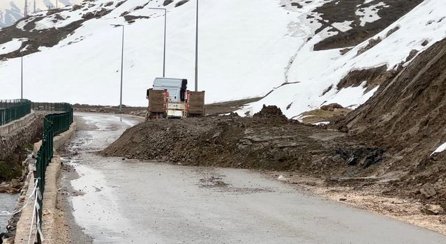 Hakkari Yüksekova'da Heyelan Ulaşımı Tek Şeride Düşürdü