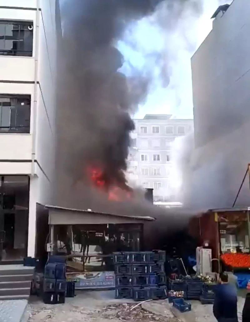 Pazarcık'ta Bir Manavda Çıkan Yangın Kısa Sürede Söndürüldü