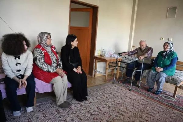 Türk Kızılay ve Sağlık Müdürlüğü Yaşlıları Bayramda Evlerinde Ziyaret Etti