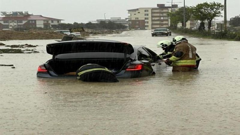 3 İlde Şiddetli Sağanak Sonrası Yollar Göle Döndü, Evler Sular Altında Kaldı