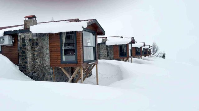 Handüzü Yaylası Nisan Ayında Karla Kaplanarak Eşsiz Görüntüler Oluşturdu