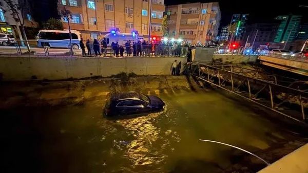 Tarsus'ta Otomobil Yol Kenarındaki Sulama Kanalına Düştü