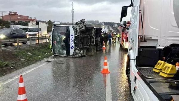 Büyükçekmece'de Servis Minibüsü Devrildi: 1 Ölü, 9 Yaralı