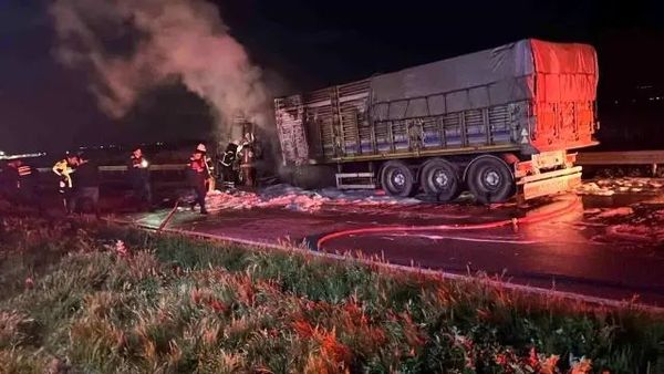 Karacabey’de Seyir Halindeki Tırda Çıkan Yangın Korkuttu